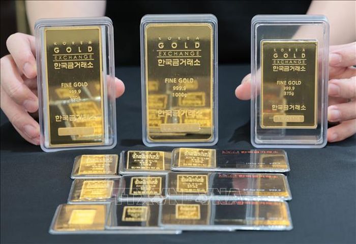 Vàng miếng được bán tại sàn giao dịch ở Seoul, Hàn Quốc. Ảnh: Yonhap/TTXVN