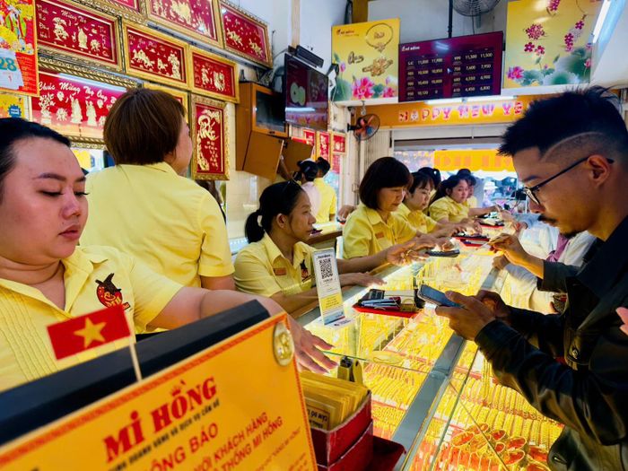 Giao dịch mua bán vàng tại cửa hàng Mi Hồng.