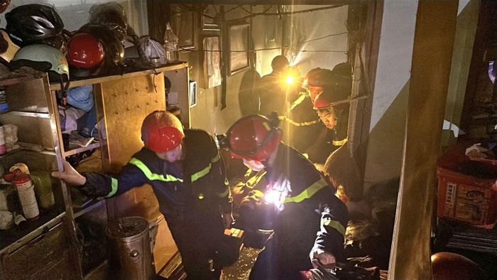 Cảnh sát đưa các nạn nhân ra ngoài và chuyển đến bệnh viện. Ảnh: CTV