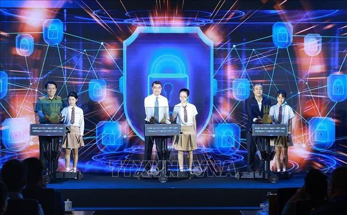 Thủ tướng Lê Minh Hưng và các đại biểu phát động hưởng ứng Ngày An ninh mạng Việt Nam với thông điệp “Vì một không gian mạng nhân văn cho mỗi người". Ảnh: Dương Giang/TTXVN