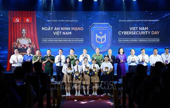 Thủ tướng Lê Minh Hưng và các đại biểu tham dự Lễ phát động hưởng ứng ngày An ninh mạng Việt Nam với thông điệp “Vì một không gian mạng nhân văn cho mỗi người". Ảnh: Dương Giang/TTXVN