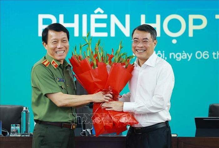 Đại tướng Lương Tam Quang, Bộ trưởng Bộ Công an, Phó Trưởng ban Thường trực Ban chỉ đạo An ninh mạng quốc gia tặng hoa chúc mừng Thủ tướng Lê Minh Hưng, Trưởng ban Chỉ đạo An ninh mạng quốc gia. Ảnh: Dương Giang/TTXVN