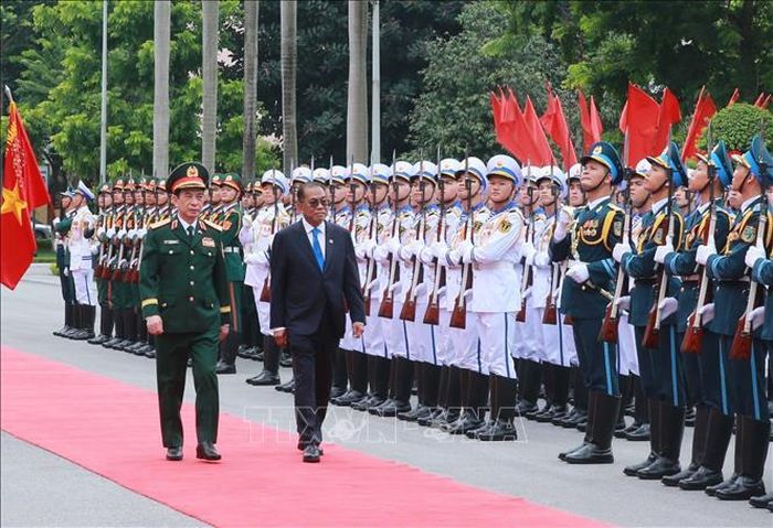 Phó Thủ tướng, Bộ trưởng Quốc phòng Phan Văn Giang và Bộ trưởng Quốc phòng Malaysia Ngài Dato Seri Mohamed Khaled Bin Nodrin duyệt Đội danh dự QĐND Việt Nam. Ảnh: Trọng Đức/TTXVN