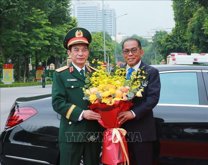 Phó Thủ tướng, Bộ trưởng Quốc phòng Phan Văn Giang đón Bộ trưởng Quốc phòng Malaysia Dato Seri Mohamed Khaled Bin Nodrin. Ảnh: Trọng Đức/TTXVN