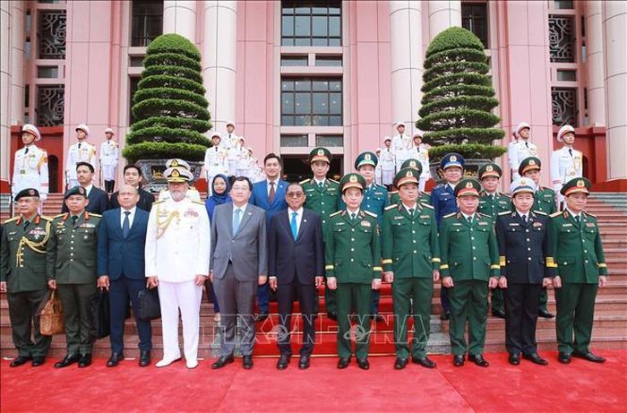 Phó Thủ tướng, Bộ trưởng Quốc phòng Phan Văn Giang, Bộ trưởng Quốc phòng Malaysia Ngài Dato Seri Mohamed Khaled Bin Nodrin và quan chức Quốc phòng hai nước. Ảnh: Trọng Đức/TTXVN