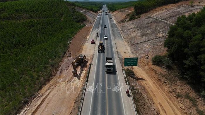 Mặt đường cao tốc Cam Lộ - La Sơn được thi công mở rộng quy mô từ 2 làn xe lên 4 làn xe hoàn chỉnh.
