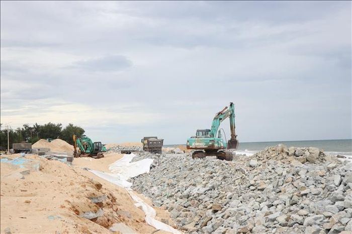 Công trường xây dựng tuyến kè bờ dọc bờ biển Thuận An.