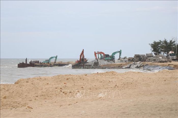 Sau khoảng 20 ngày khởi công, tuyến kè bờ đã hoàn thành khoảng 30% khối lượng.
