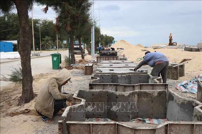 Công nhân làm việc trên công trường.