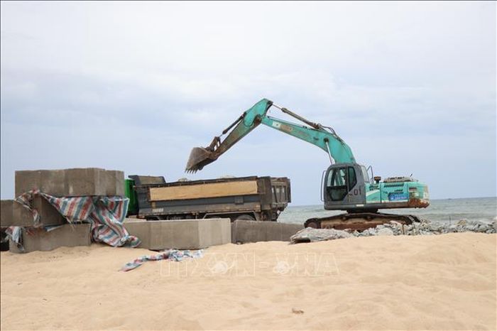 Không khí làm việc khẩn trường trên công trường để đẩy nhanh tiến độ thực hiện dự án trước mùa mưa bão đang đến gần.