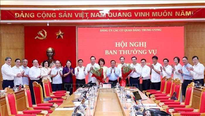 Thường trực Ban Bí thư Trần Cẩm Tú cùng các đồng chí Ban Thường vụ Đảng ủy các cơ quan Đảng Trung ương chúc mừng các đồng chí nhận nhiệm vụ mới. Ảnh: Phương Hoa/TTXVN