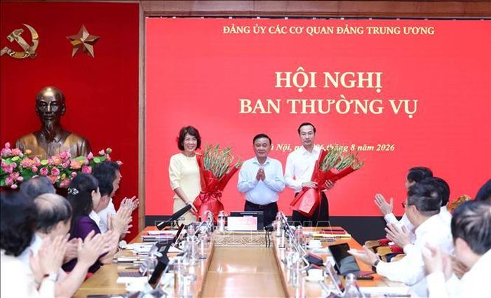 Thường trực Ban Bí thư Trần Cẩm Tú chúc mừng đồng chí Nguyễn Thị Hoàng Vân và đồng chí Nguyễn Thanh Nhàn nhận nhiệm vụ mới. Ảnh: Phương Hoa/TTXVN