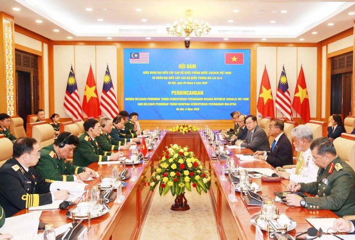 Phó Thủ tướng, Bộ trưởng Quốc phòng Phan Văn Giang và Bộ trưởng Quốc phòng Malaysia Dato’ Seri Mohamed Khaled Bin Nordin hội đàm. Ảnh: Trọng Đức/TTXVN