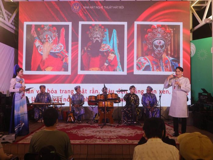 Các nghệ sĩ của Nhà hát Nghệ thuật hát bội TP Hồ Chí Minh chia sẻ kiến thức về mặt nạ hát bội.