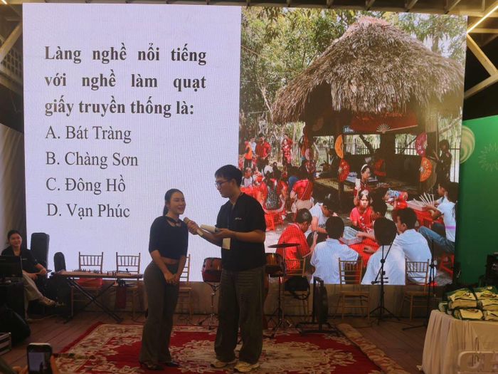 Các bạn trẻ tham gia hoạt động tương tác, tìm hiểu về làng nghề truyền thống Việt Nam.
