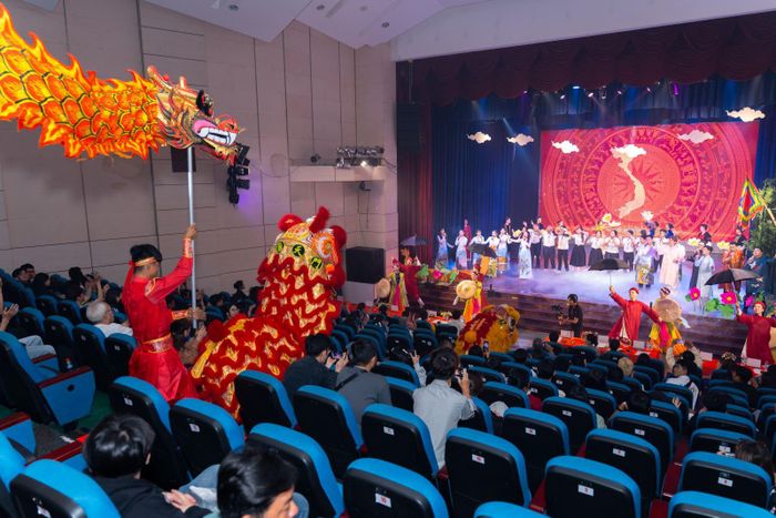 Các tiết mục văn nghệ mang đậm nét văn hóa truyền thống kết hợp nghệ thuật biểu diễn lân sư rồng tại chương trình.