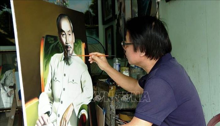 Các tác phẩm của họa sĩ công giáo Trần Hòa Bình, xã Phát Diệm, tỉnh Ninh Bình không chỉ thể hiện sự kính trọng, lòng biết ơn sâu sắc đối với Chủ tịch Hồ Chí Minh mà còn góp phần lan tỏa tinh thần đoàn kết, gắn bó giữa đạo và đời.