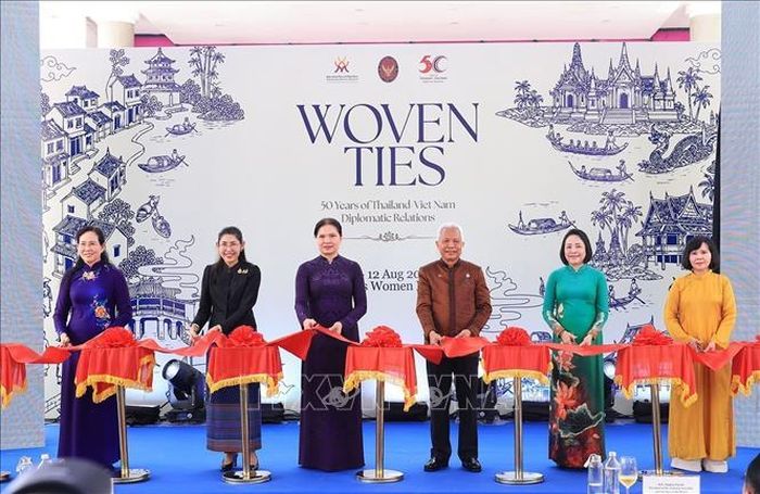 Chủ tịch Quốc hội kiêm Chủ tịch Hạ viện Thái Lan Sophon Zaram cùng các đại biểu cắt băng khai mạc triển lãm. Ảnh: Tuấn Anh/TTXVN