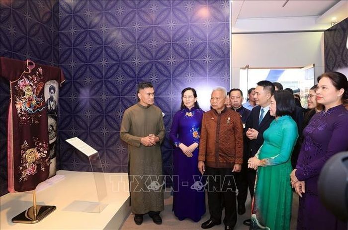 Chủ tịch Quốc hội kiêm Chủ tịch Hạ viện Thái Lan Sophon Zaram và các đại biểu tham quan triển lãm trang phục dân tộc tại Bảo tàng Phụ nữ Việt Nam. Ảnh: Tuấn Anh/TTXVN