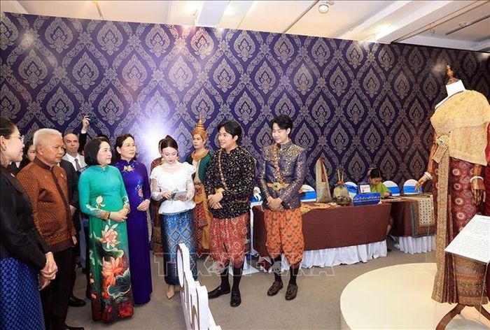 Chủ tịch Quốc hội kiêm Chủ tịch Hạ viện Thái Lan Sophon Zaram và các đại biểu tham quan triển lãm trang phục dân tộc tại Bảo tàng Phụ nữ Việt Nam. Ảnh: Tuấn Anh/TTXVN