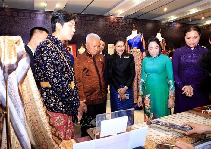 Chủ tịch Quốc hội kiêm Chủ tịch Hạ viện Thái Lan Sophon Zaram và các đại biểu tham quan triển lãm trang phục dân tộc tại Bảo tàng Phụ nữ Việt Nam. Ảnh: Tuấn Anh/TTXVN