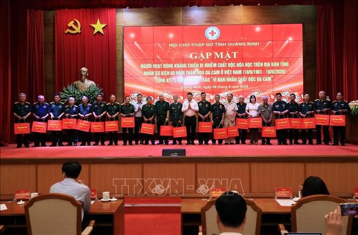 Tặng quà cho các hội viên bị ảnh hưởng bởi chất độc hóa học trong chiến tranh.