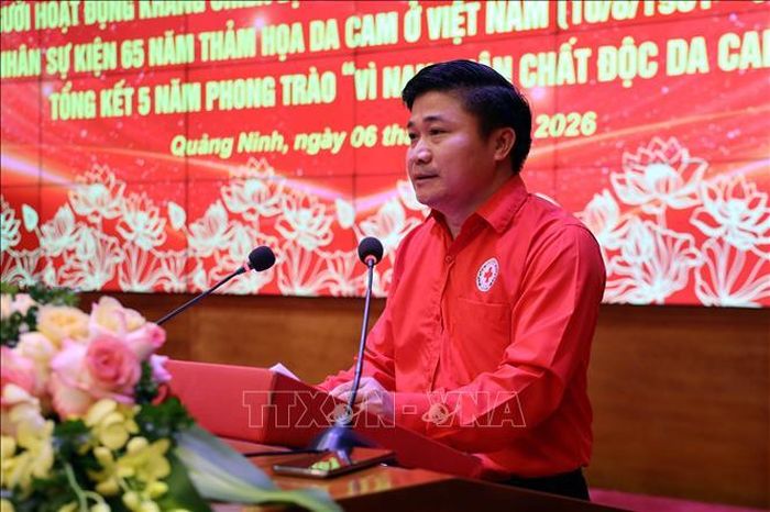Ông Lý Văn Thành, Chủ tịch Hội Chữ thập đỏ tỉnh Quảng Ninh, phát biểu tại chương trình gặp mặt.