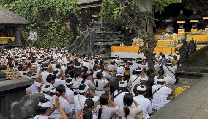 Một buổi lễ tại Đền Hang Dơi của người dân địa phương theo đạo Hindu.