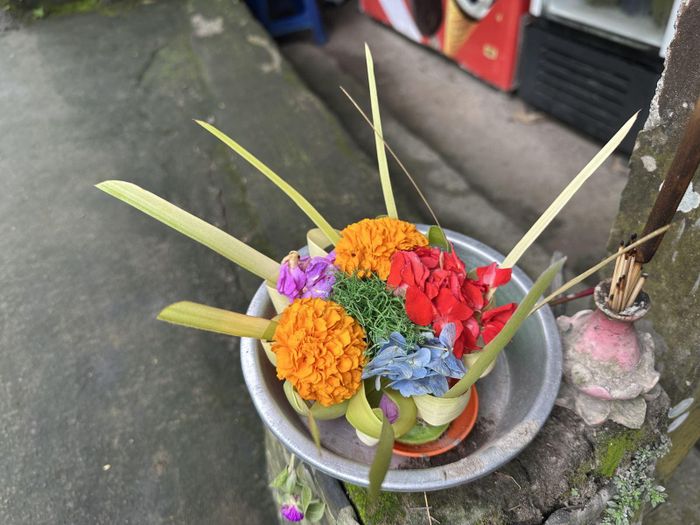 Khay hoa được đặt trước cửa nhà mỗi buổi sáng để cầu mong may mắn và bình an.