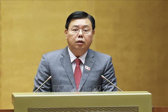 Bộ trưởng Bộ Nội vụ Nguyễn Tiến Hải, thừa ủy quyền của Thủ tướng Chính phủ trình bày tờ trình về 02 nội dung: việc thành lập thành phố Quảng Ninh; việc thành lập thành phố Bắc Ninh. Ảnh: Doãn Tấn/TTXVN