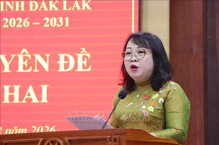 Bà Cao Thị Hòa An, Ủy viên Trung ương Đảng, Chủ tịch HĐND tỉnh Đắk Lắk, phát biểu tại kỳ họp.