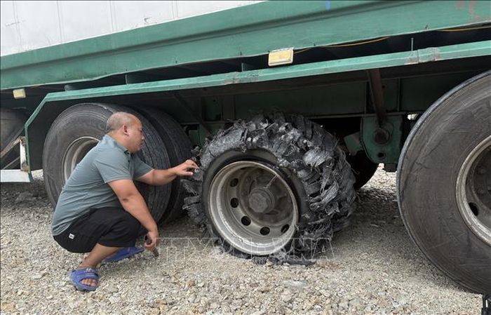 Một tài xế phản ánh lốp xe bị hư hỏng hoàn toàn do đâm vật sắt nhọn trên cao tốc qua tỉnh Đắk Lắk.