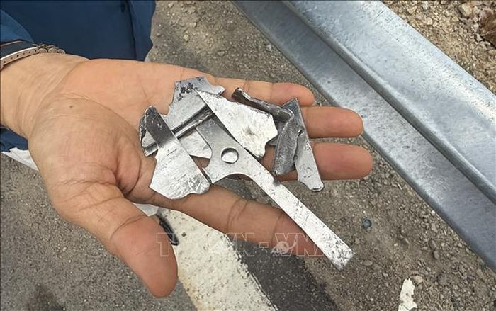Các vật sắt nhọn được tài xế thu gom từ trong lốp xe bị đâm thủng.