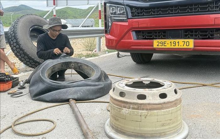 Thợ vá lốp tiến hành sửa chữa cho một phương tiện trên cao tốc.