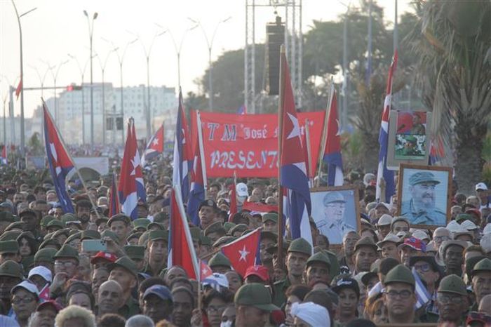 Người dân Cuba giương cao quốc kỳ, biểu ngữ cùng hình ảnh Tổng tư lệnh Fidel Castro và nhà lãnh đạo cách mạng Rául Castro ở thủ đô La Habana. Ảnh: Ngọc Duy - PV TTXVN tại Cuba