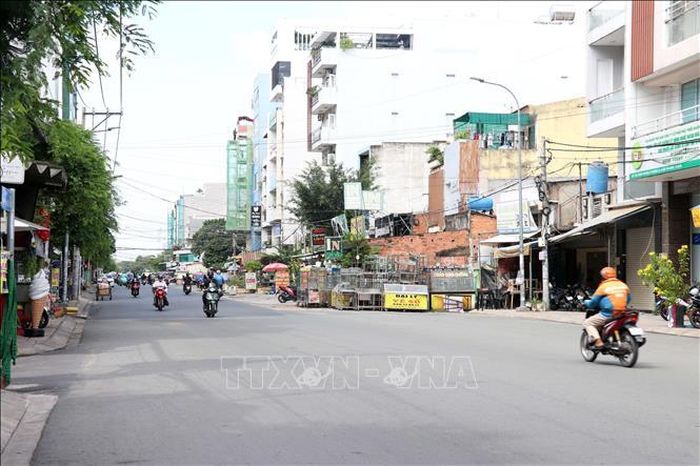 Nhiều đoạn còn vướng mặt bằng nên mặt đường bị “bóp” lại chỉ còn khoảng một nửa.