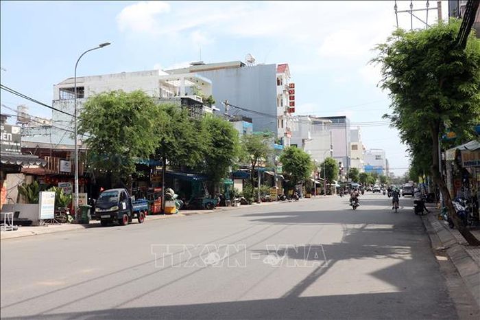 Nhiều đoạn đường Phạm Văn Bạch hiện nay khá thông thoáng và sạch đẹp. Đây là khu vực đã được thi công mở rộng và đầu tư hạ tầng kỹ thuật hai bên.