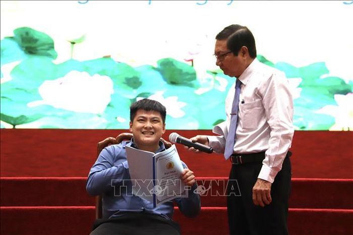 Em Lê Tấn Đạt, nạn nhân da cam điển hình tỉnh Đồng Tháp, chia sẻ những nỗ lực trong cuộc sống và công việc.