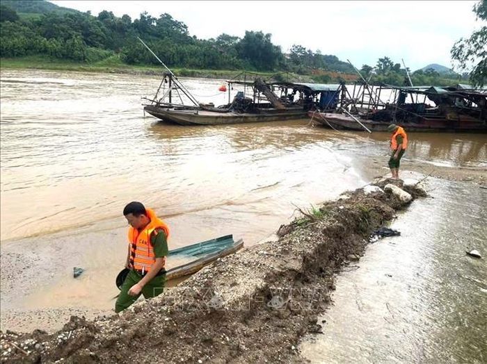 Các lực lượng chức năng rà soát khu vực ven sông và những vị trí có khả năng nạn nhân bị dòng nước cuốn trôi.