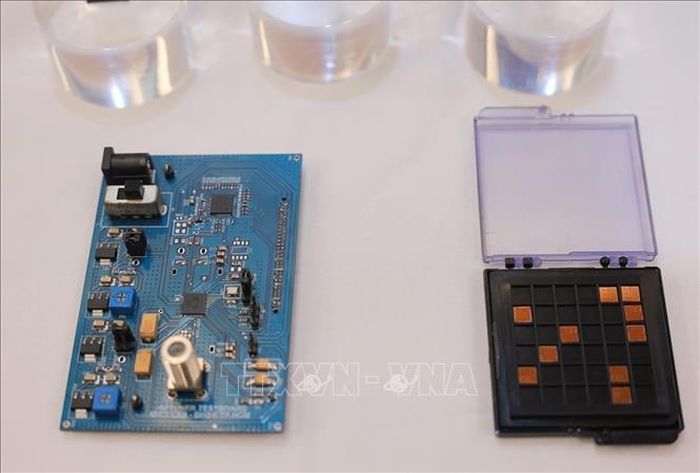 Các sản phẩm trưng bày trong Lễ ra mắt Trung tâm quốc gia hỗ trợ sản xuất thử chip bán dẫn. Ảnh: Hoàng Hiếu/TTXVN