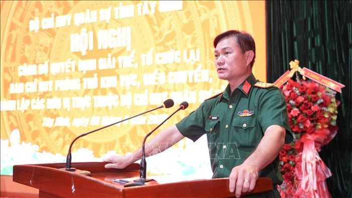 Trung tá Phạm Văn Tiếp, Trung đoàn trưởng Trung đoàn Bộ binh 42, phát biểu nhận nhiệm vụ.
