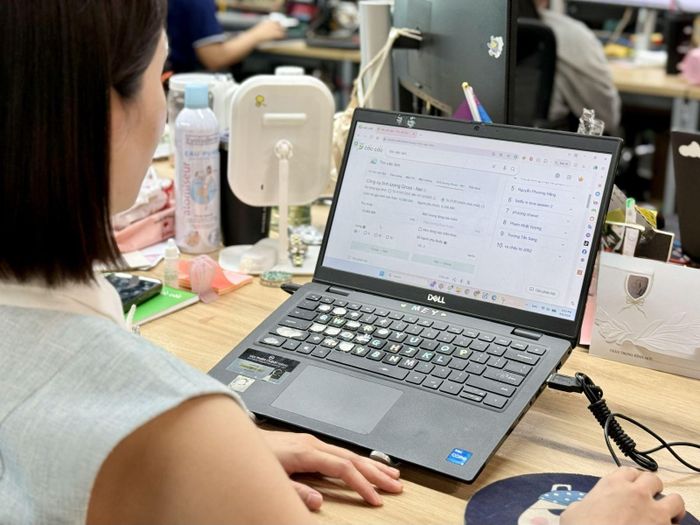 Tìm kiếm thông tin việc làm qua mạng.