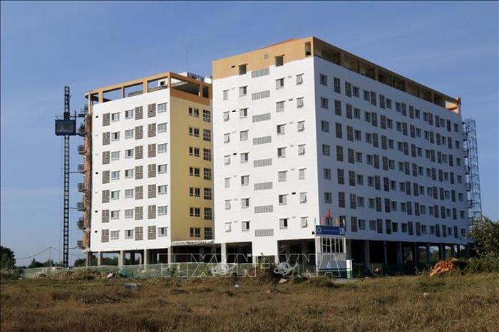 Khu chung cư nhà ở công nhân Khu công nghiệp Hàm Kiệm (tại xã Hàm Kiệm) đang dần hoàn thiện.