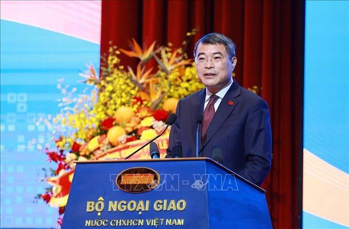 Thủ tướng Lê Minh Hưng phát biểu tại Phiên toàn thể Hội nghị Ngoại giao lần thứ 33. Ảnh: Dương Giang/TTXVN