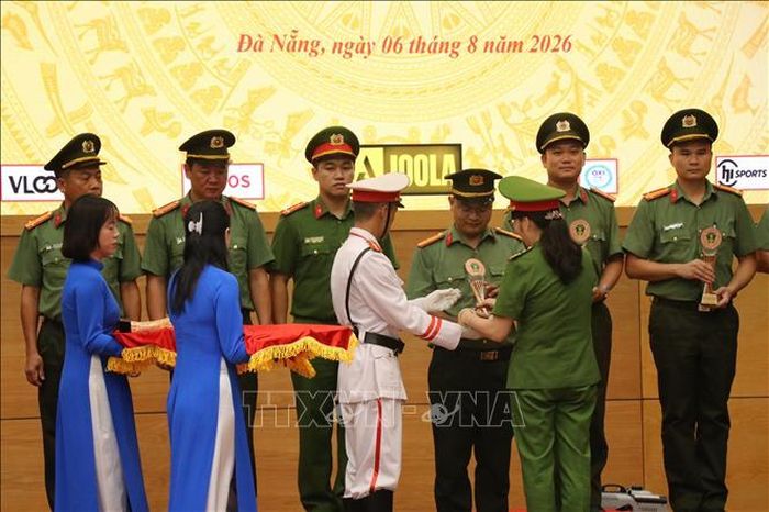 Trao giải cho các tập thể, cá nhân có thành tích xuất sắc.