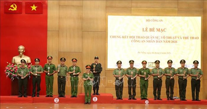 Trao giải cho các tập thể, cá nhân có thành tích xuất sắc.