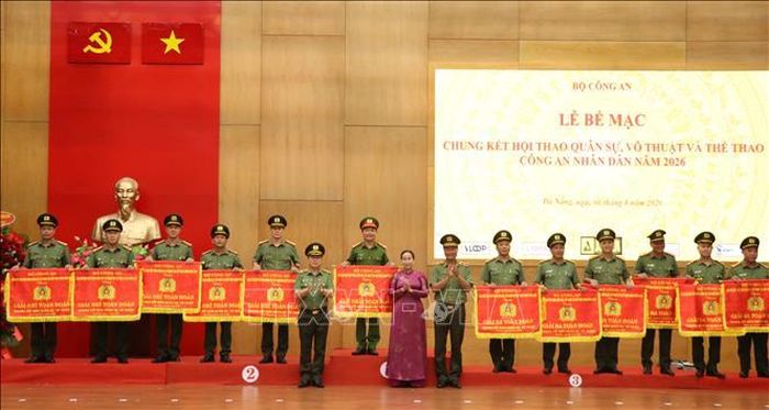 Lãnh đạo Bộ Công an và thành phố Đà Nẵng trao giải toàn đoàn cho các tập thể có thành tích xuất sắc.