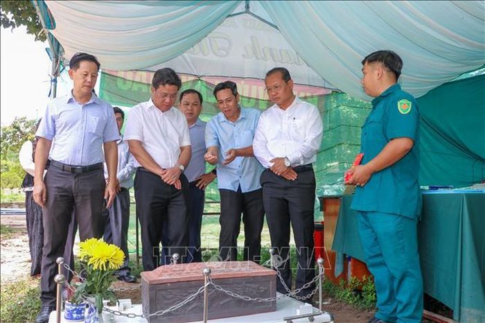Phó Chủ tịch UBND xã Tân Biên Trần Đức Tuấn (thứ 3, phải sang) báo cáo về công tác lấy mẫu ADN phục vụ công tác xác định danh tính hài cốt liệt sĩ.