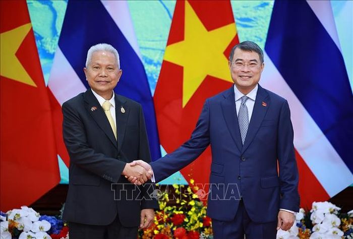 Thủ tướng Lê Minh Hưng hội kiến Chủ tịch Quốc hội kiêm Chủ tịch Hạ viện Thái Lan Sophon Zaram. Ảnh: Dương Giang/TTXVN
