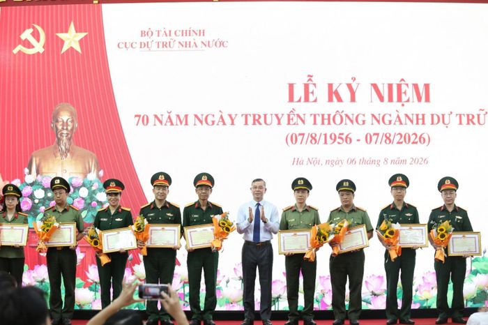 Bộ trưởng Bộ Tài chính Ngô Văn Tuấn trao tặng Bằng khen cho các cá nhân thuộc các bộ, ngành thực hiện tốt công tác dự trữ Quốc gia. Ảnh: Minh Đức